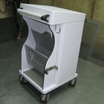 医療装置を搭載するためのワゴン台車。鉄製+塗装処理、ステンレス製金具。