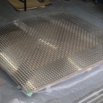 缶飲料の殺菌に用いられる仕切り用の板